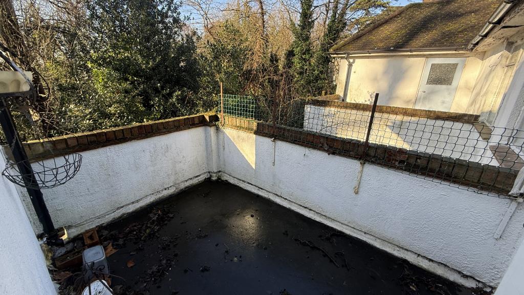 Lot: 118 - VACANT FLAT IN POPULAR TOWN CENTRE LOCATION - Outside image of Balcony to the rear, from kitchen